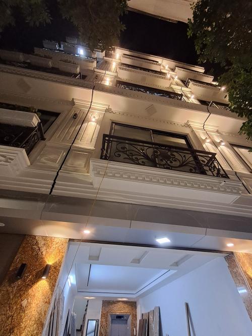Nhà phố Hào Nam lô góc ba thoáng, nội thất đẹp sẵn ở - 6.8 tỷ